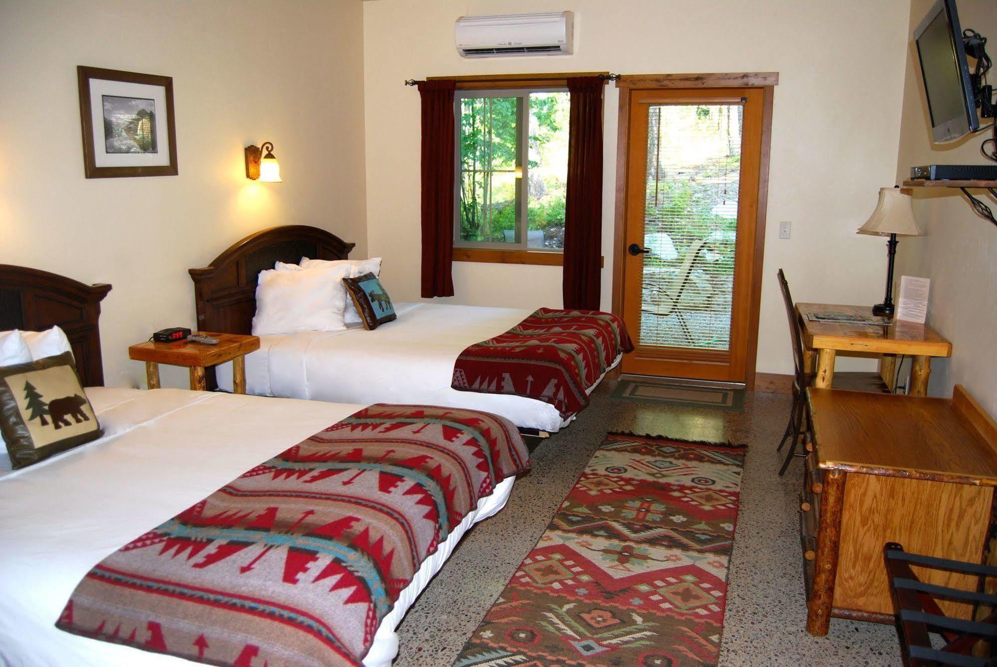 Glacier Guides Lodge West Glacier Bagian luar foto